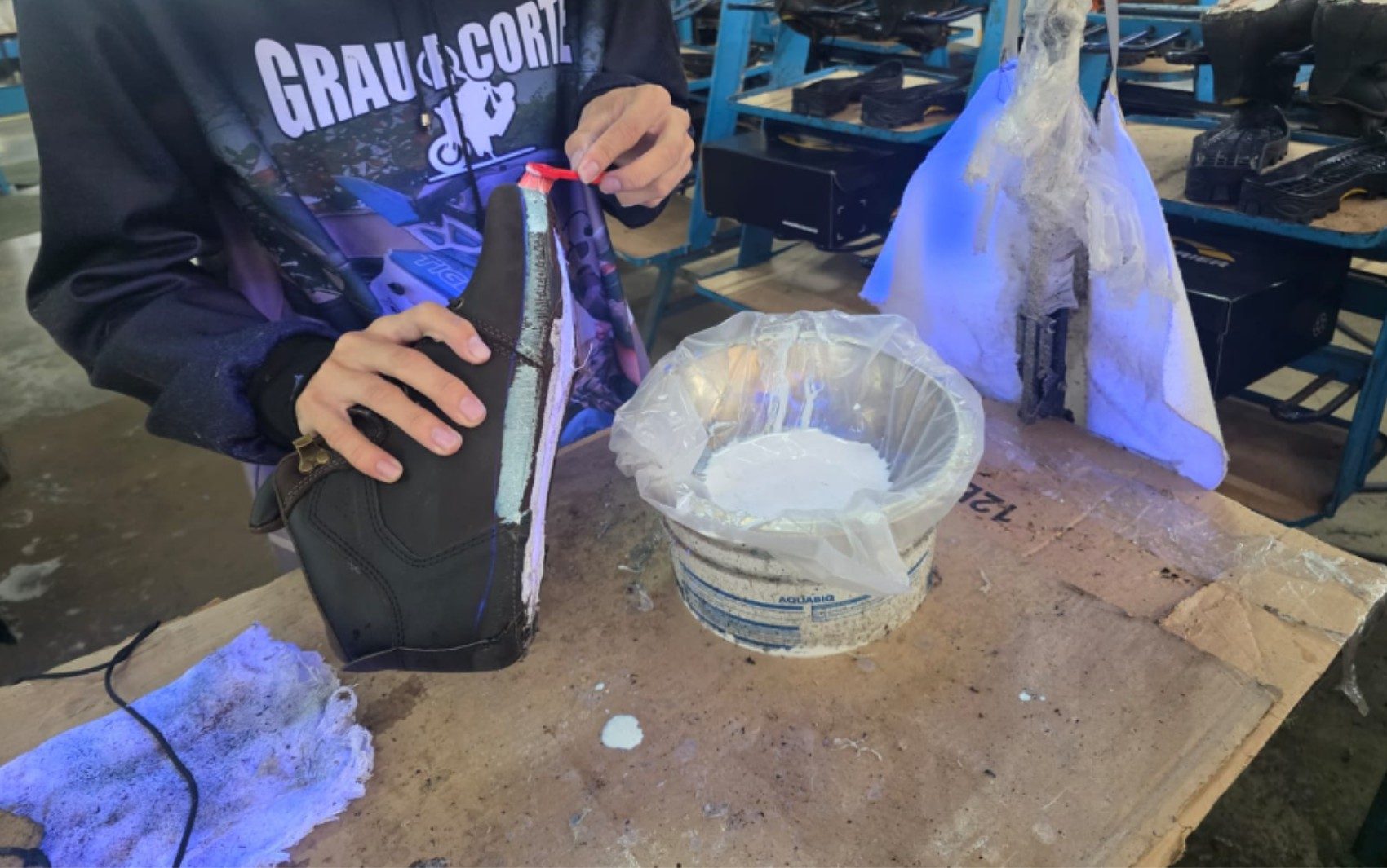 Adolescentes afastados de funções em fábricas de Franca, SP, eram expostos a exposição a solventes, adesivos e outros produtos químicos nocivos à saúde — Foto: Divulgação/MTE