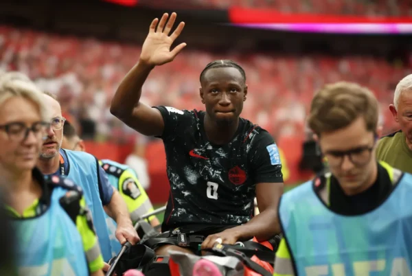Koné após lesão em Canadá x Catar. Foto: FIFA/FIFA via Getty Images)