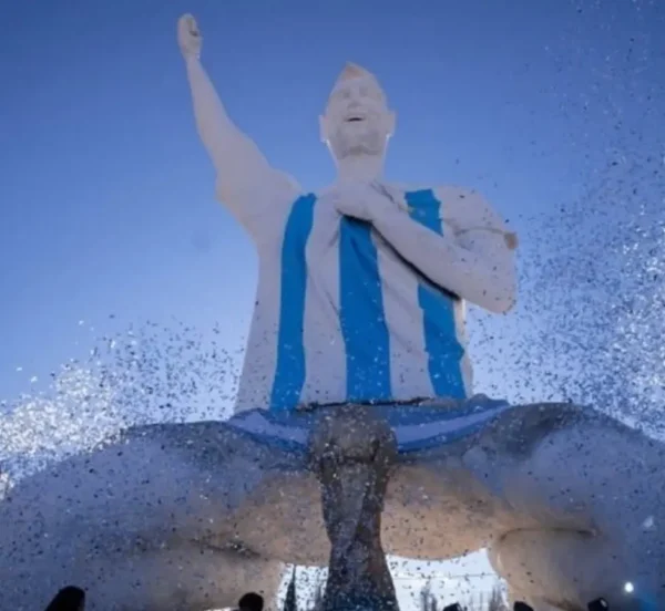 Obra supera a antiga maior estátua de Messi, de 21 metros, construída na Índia | Foto: Reprodução/Redes soicias