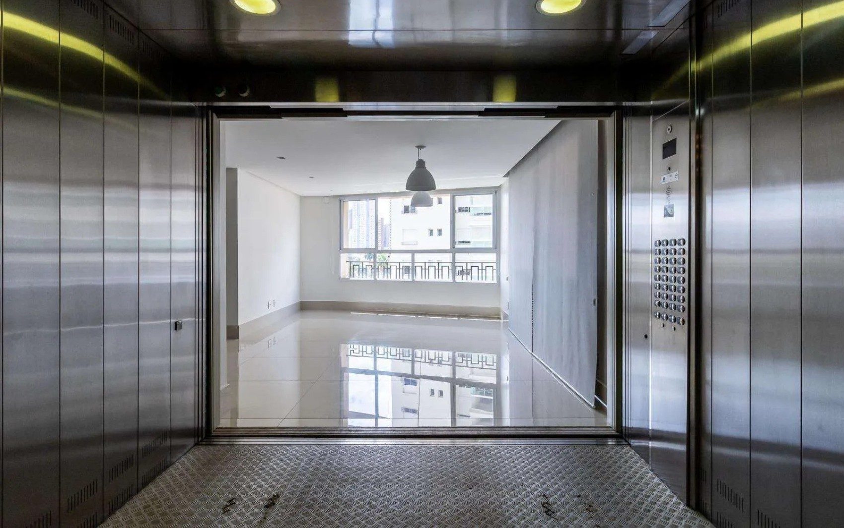 Elevador para veículos faz a ligação entre a garagem do prédio e o interior do apartamento em imóvel de luxo no Setor Marista, em Goiânia — Foto: Divulgação/Terral Incorporadora