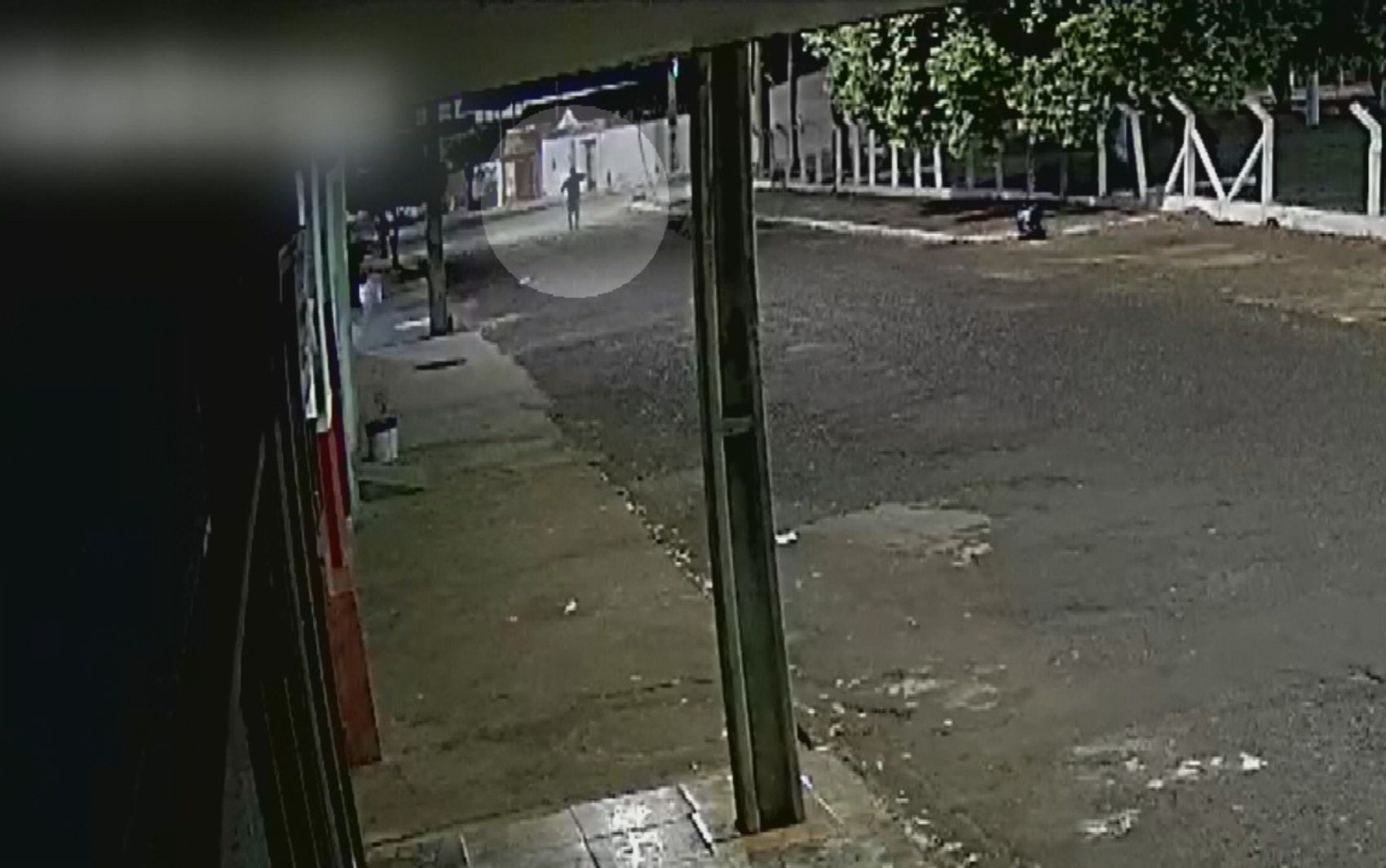 Imagens de câmeras de segurança analisadas pela Polícia Civil mostraram o momento em que o homem caminhava pela rua antes de retornar ao hotel alegando ter sido vítima de assalto, em Itumbiara — Foto: Reprodução/TV Anhanguera