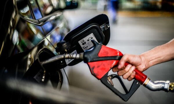Carro sendo abastecido | Foto: Agência Brasil