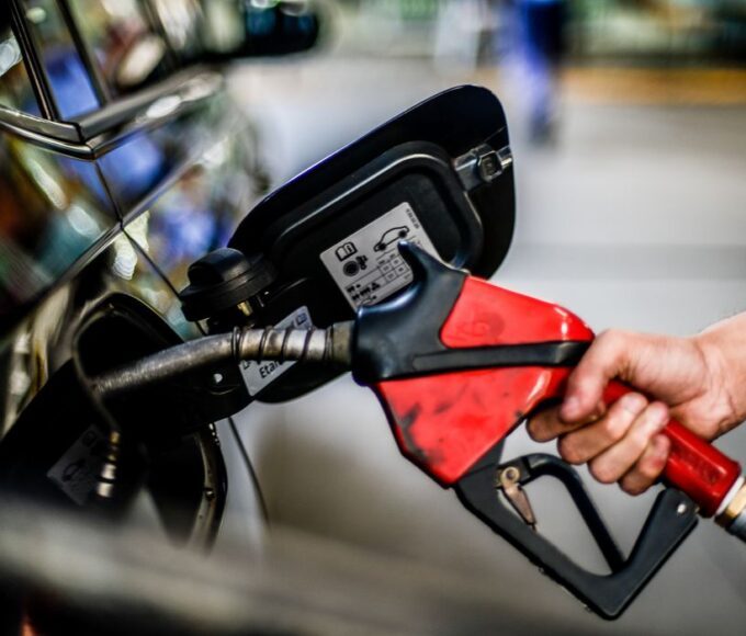 Carro sendo abastecido | Foto: Agência Brasil