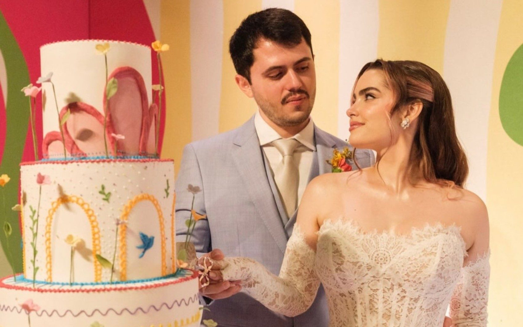 Casal transforma casamento em explosão de cores em Goiás — Foto: Reprodução/Instagram de Marcella Andrade