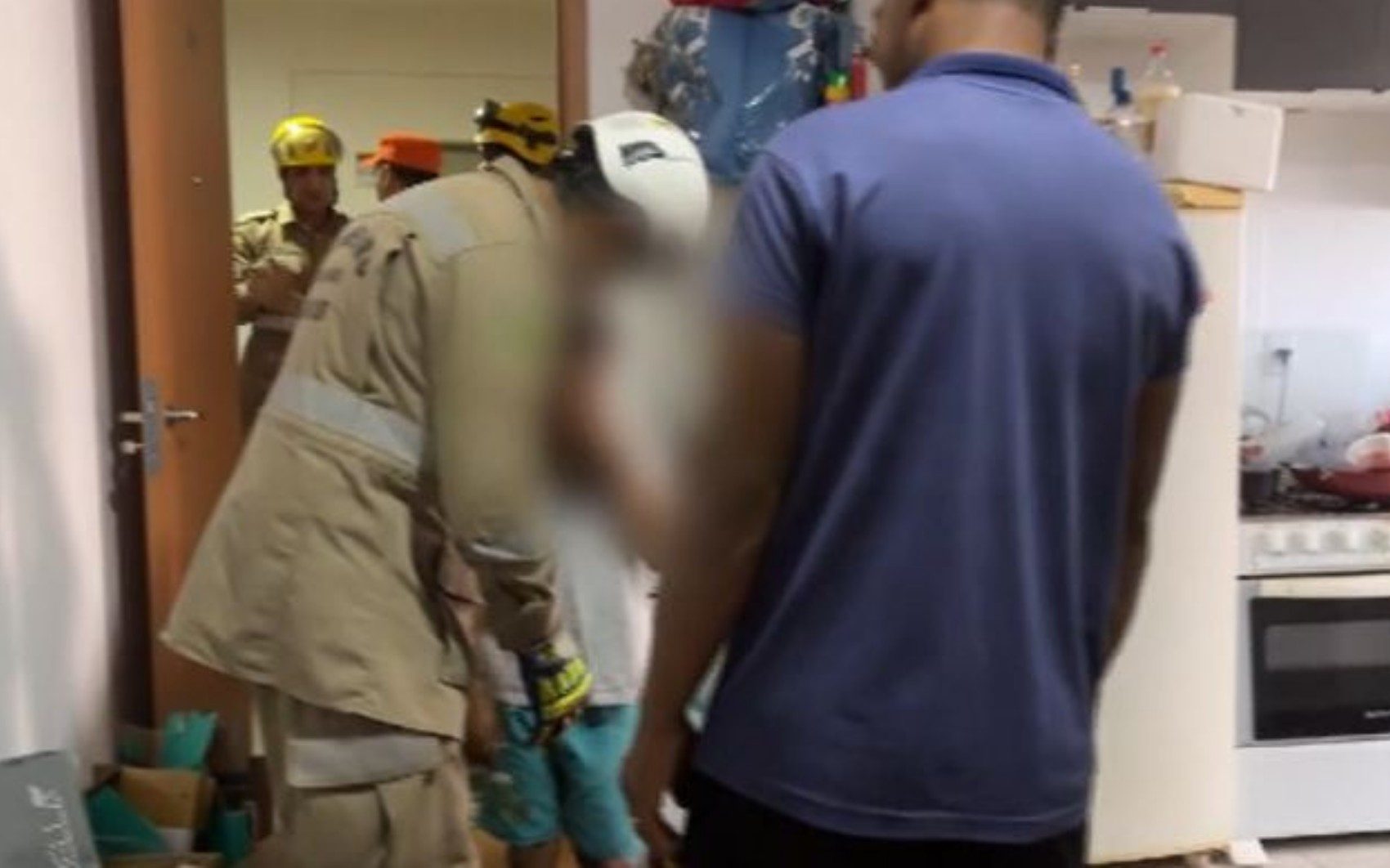 Menino de 10 anos no momento em que foi resgatado, em Goiânia — Foto: Reprodução/TV Anhanguera