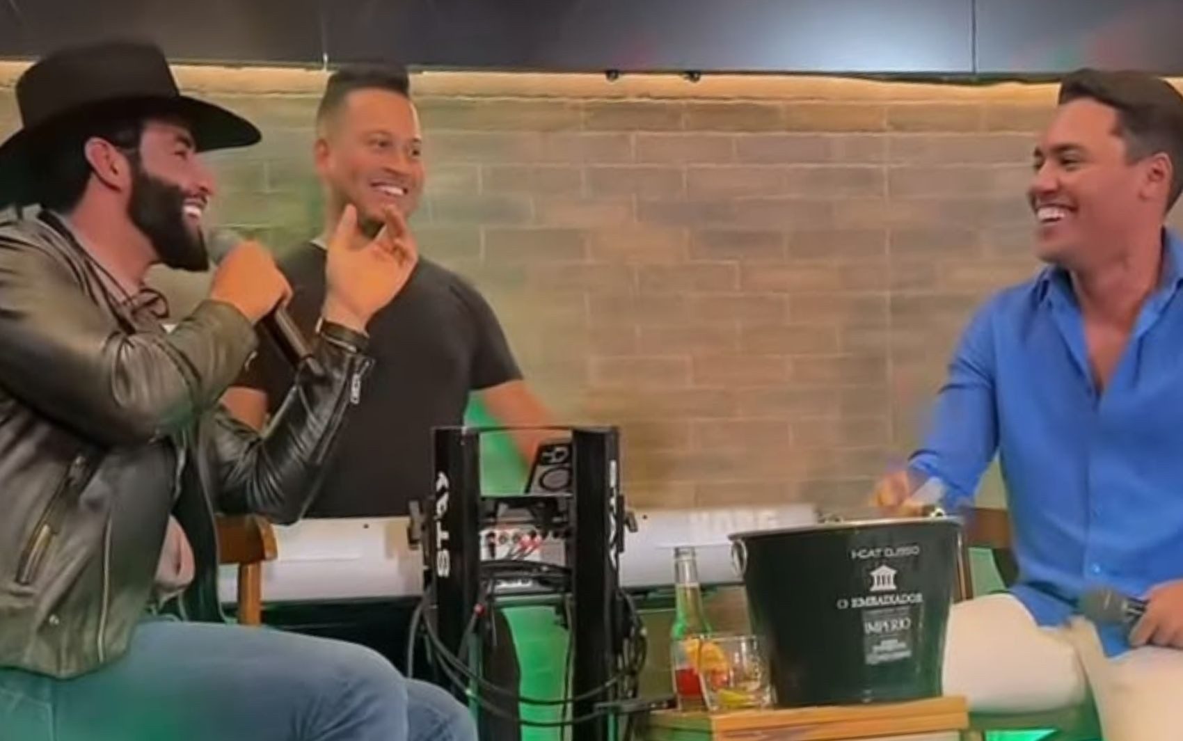 Gusttavo Lima confunde a letra de "Atrasadinha" e revive meme criado durante live na pandemia — Foto: Reprodução/Instagram de Felipe Araújo