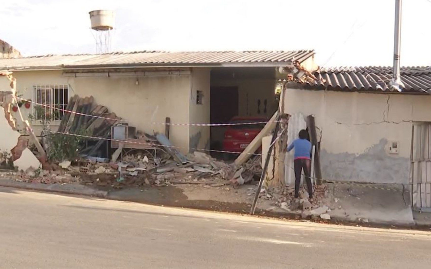 Desgovernado, caminhão de Amado Batista atinge casas em Goiânia — Foto: Reprodução/TV Anhanguera