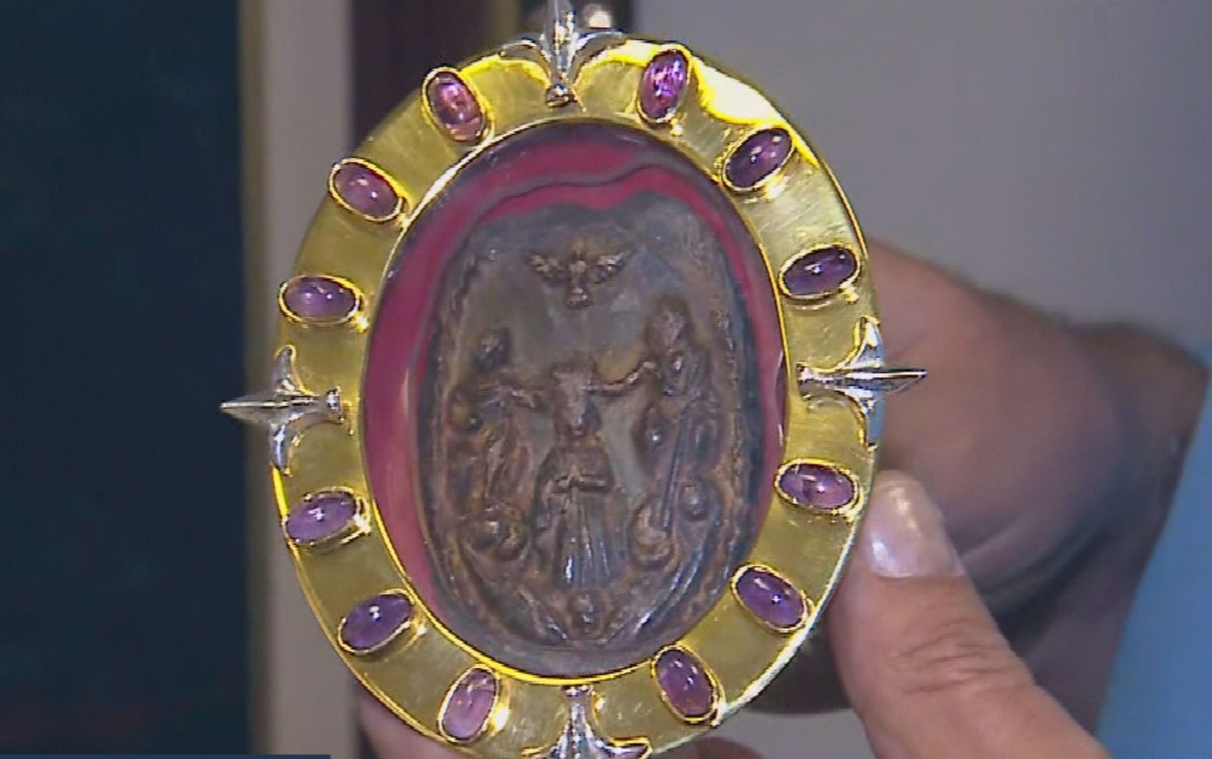 Peça de barro com cerca de nove centímetros foi encontrada por um casal de lavradores em 1840 e deu início à devoção que hoje reúne milhões de fiéis em Trindade — Foto: Reprodução/TV Anhanguera