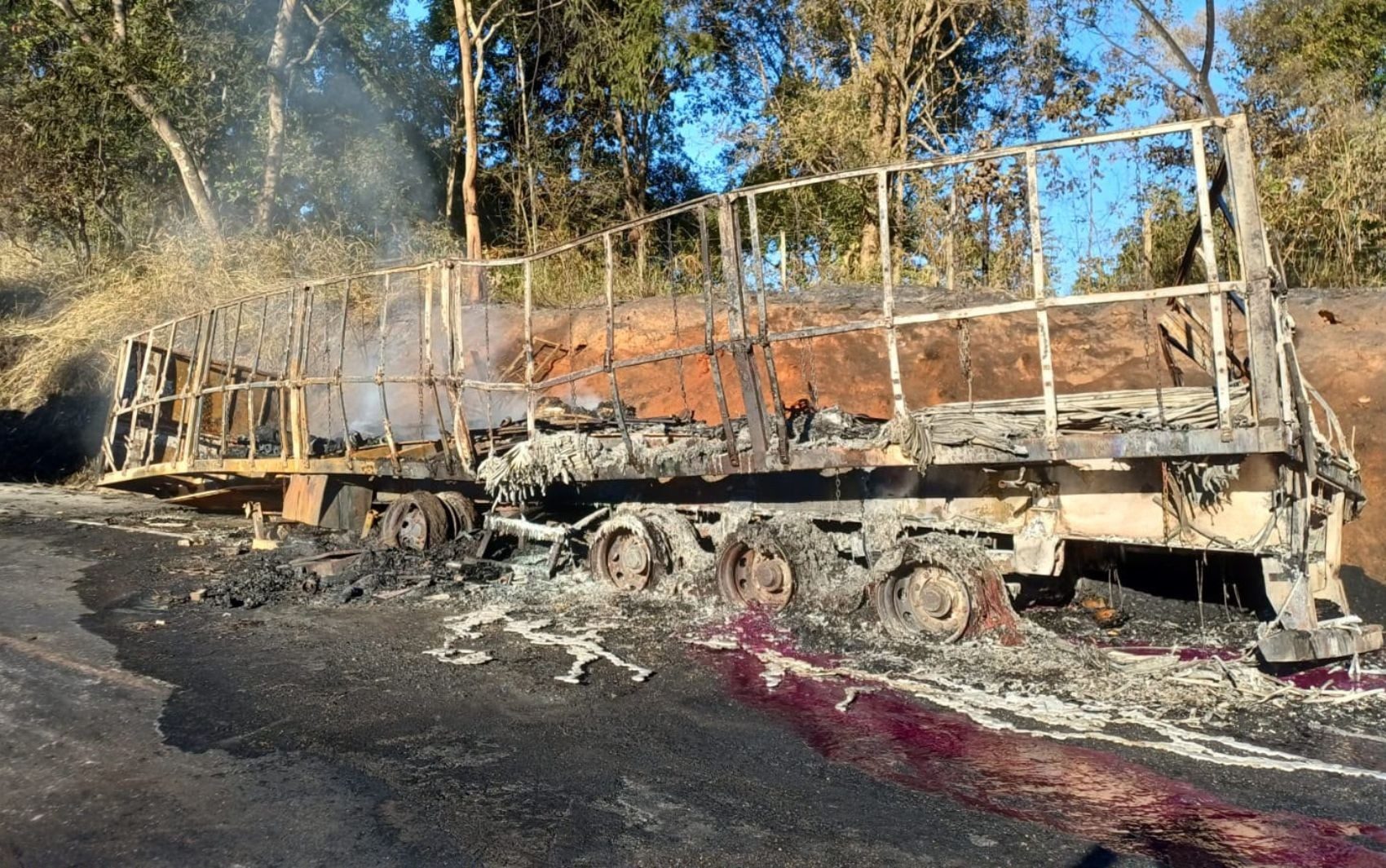 Caminhão explode em acidente e causa congestionamento de Professor Jamil a Goiânia na BR-153 — Foto: Divulgação/PRF Goiás