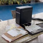 Cheques, documentos e computador apreendidos com suspeitos de agiotagem no DF — Foto: Polícia Civil/Divulgação