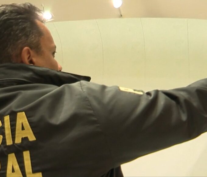 Papel que seria usado para produção de notas falsas imitada marca de segurança, em Goiás — Foto: Reprodução/TV Anhanguera