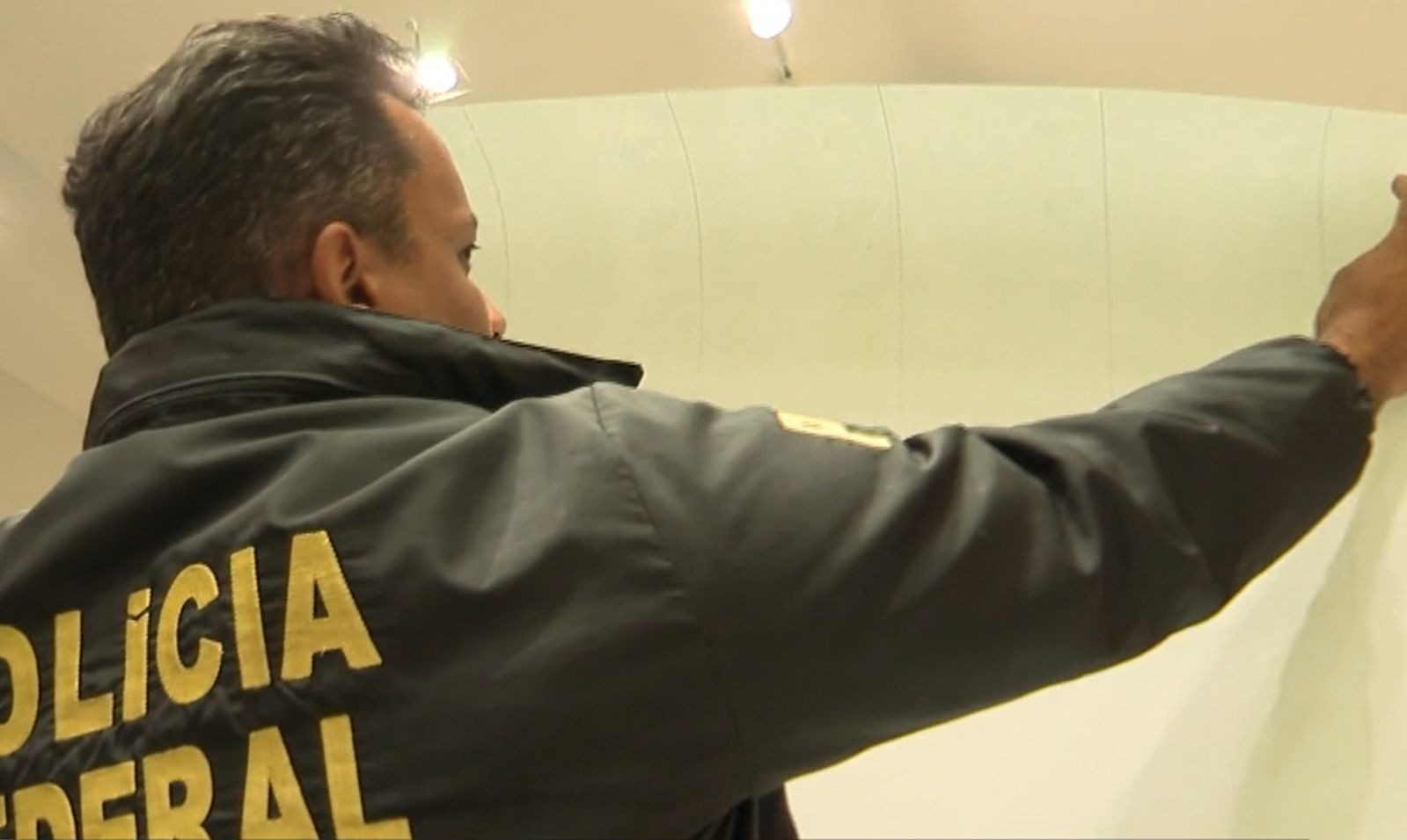 Papel que seria usado para produção de notas falsas imitada marca de segurança, em Goiás — Foto: Reprodução/TV Anhanguera