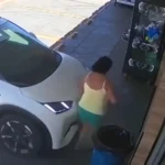 Idosa é atropelada e prensada contra parede no Setor Sudoeste, em Goiânia | Foto: Reprodução/Internet