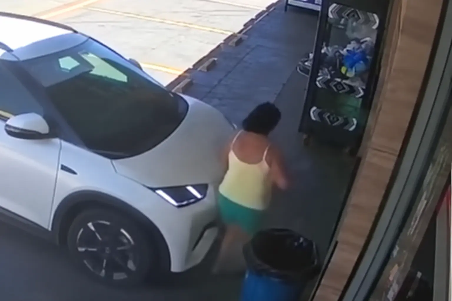 Idosa é atropelada e prensada contra parede no Setor Sudoeste, em Goiânia | Foto: Reprodução/Internet