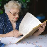 Aos 81 anos, Vanda da Silva voltou à sala de aula em Goiânia para aprender a ler e conquistar mais independência no cotidiano | Foto: Divulgação