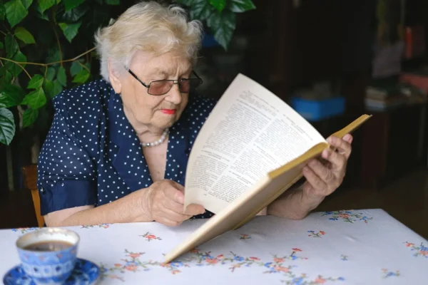 Aos 81 anos, Vanda da Silva voltou à sala de aula em Goiânia para aprender a ler e conquistar mais independência no cotidiano | Foto: Divulgação