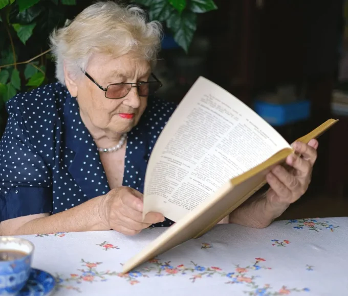 Aos 81 anos, Vanda da Silva voltou à sala de aula em Goiânia para aprender a ler e conquistar mais independência no cotidiano | Foto: Divulgação