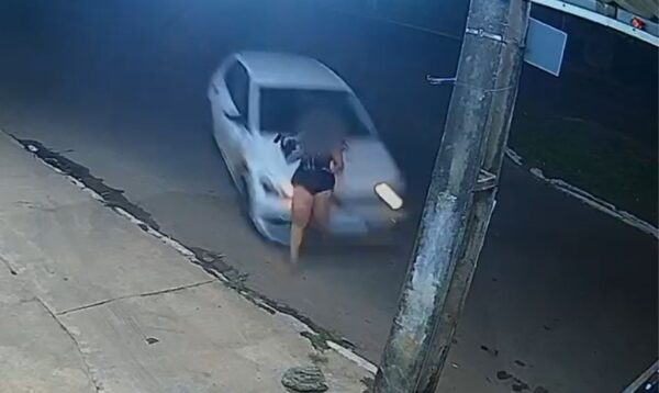 Mulher é atropelada enquanto era perseguida pelo ex, em Goiás — Foto: Reprodução/TV Anhanguera