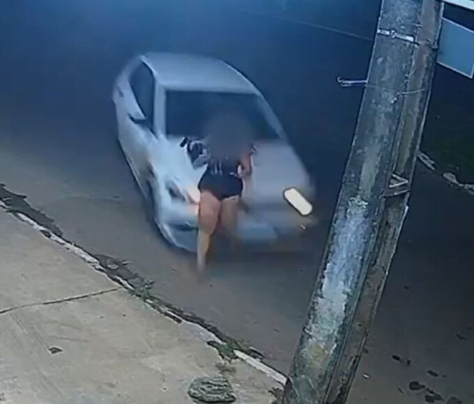 Mulher é atropelada enquanto era perseguida pelo ex, em Goiás — Foto: Reprodução/TV Anhanguera