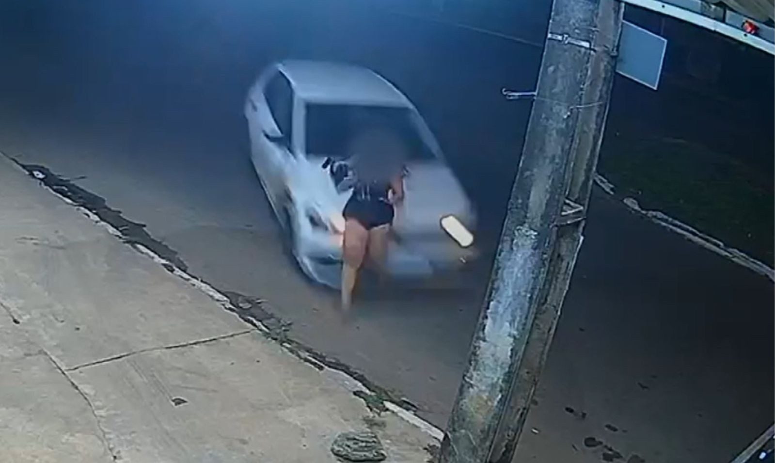 Mulher é atropelada enquanto era perseguida pelo ex, em Goiás — Foto: Reprodução/TV Anhanguera
